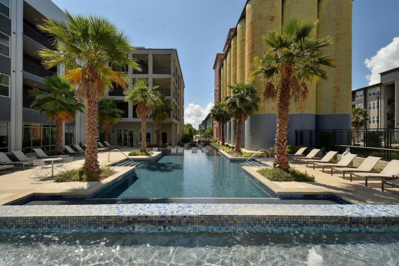 Flat 2br Downtown Riverfront Work From Wifi Pool *